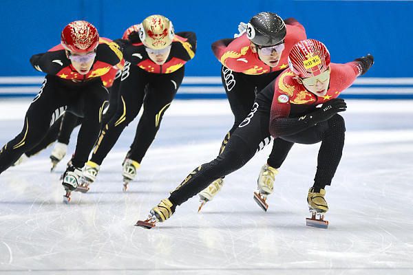 篮子四文钱一只，篓子五文钱，簸箕六文……杨若晴赶忙儿站起身，跟背书似的把烂记于心的价钱报了一遍儿，一边期待的望着那个妇人。